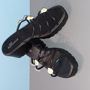 KOI Footwear Blooming Daisy Oasis Black Strappy Sliders NWT